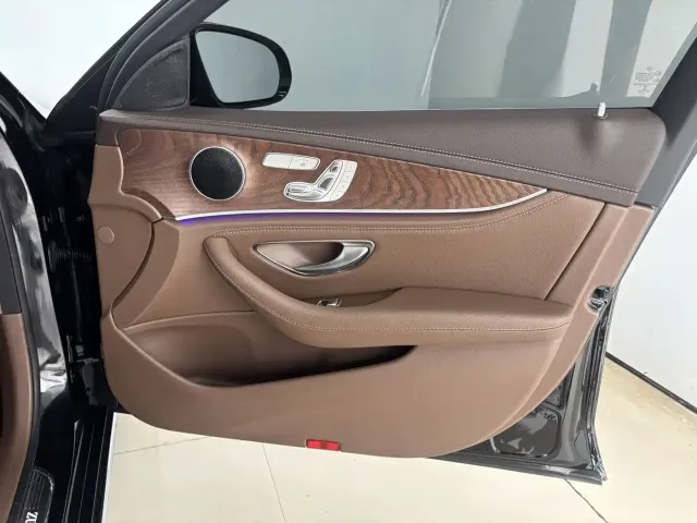 Mercedes-Benz E-Class — Фото автомобиля 25