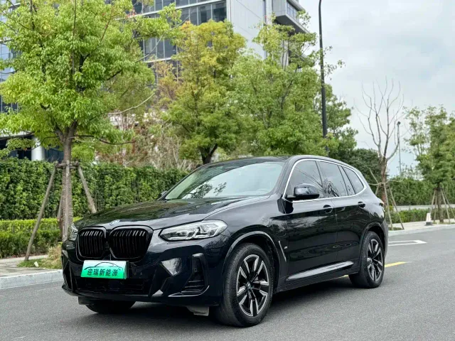 BMW iX3 — Фото автомобиля 2
