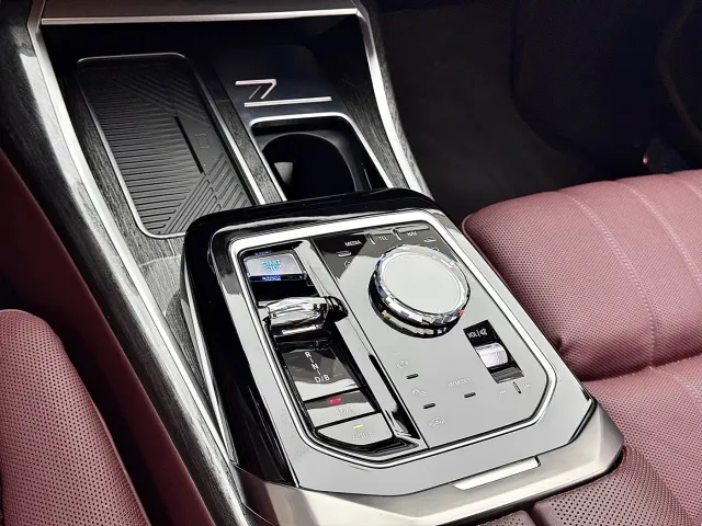 BMW i7 — Фото автомобиля 15