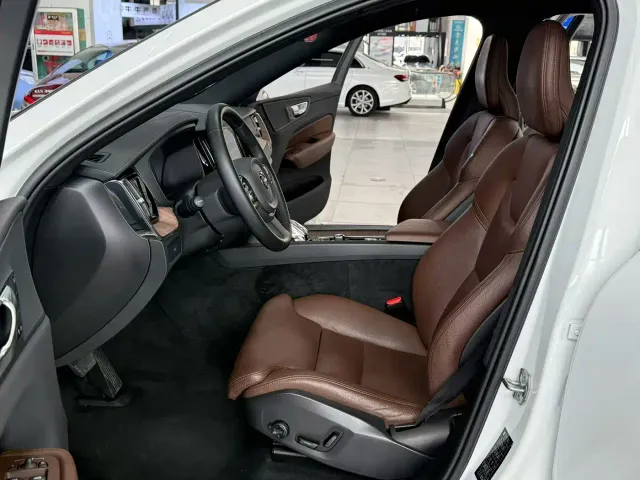 Volvo XC60 — Фото автомобиля 6