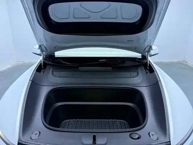 Tesla Model Y — Фото автомобиля 19