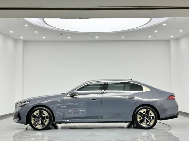 BMW 5 Series — Фото автомобиля 4