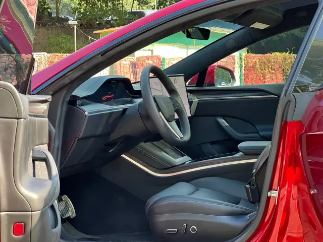 Tesla Model S — Фото автомобиля 10