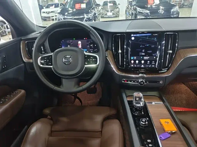Volvo XC60 — Фото автомобиля 12