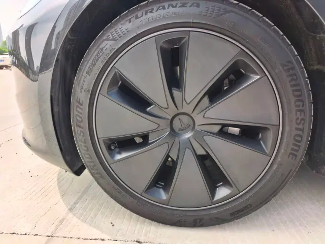 Tesla Model 3 — Фото автомобиля 22