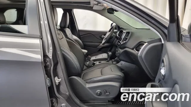 Jeep Cherokee — Фото автомобиля 11