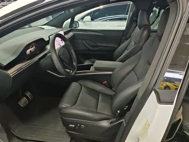 Tesla Model X — Фото автомобиля 14