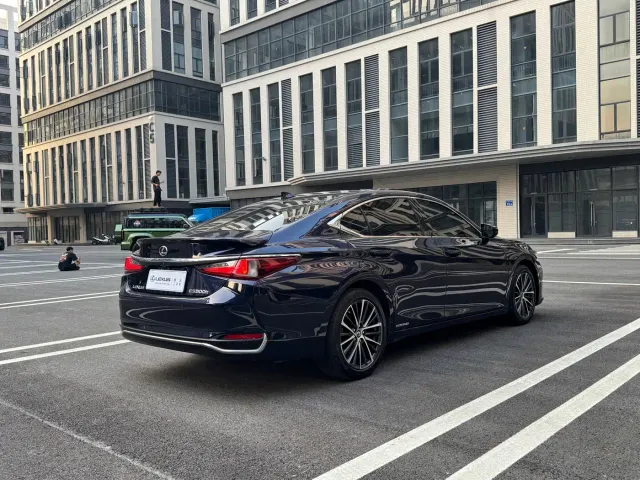 Lexus ES — Фото автомобиля 10
