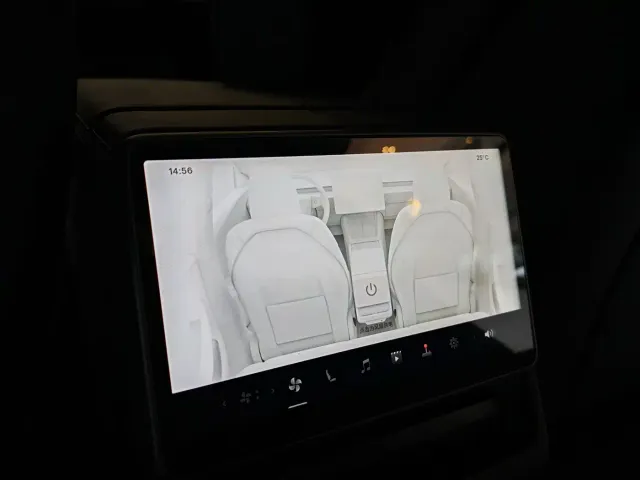 Tesla Model 3 — Фото автомобиля 10