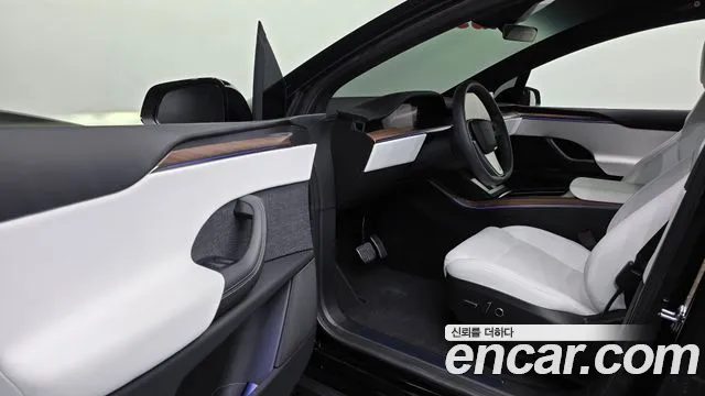 Tesla Model X — Фото автомобиля 10
