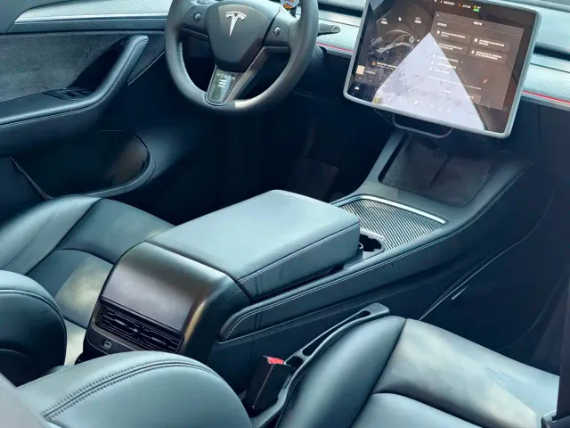 Tesla Model Y — Фото автомобиля 8