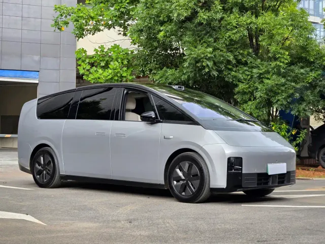 Li Auto MEGA — Фото автомобиля 3