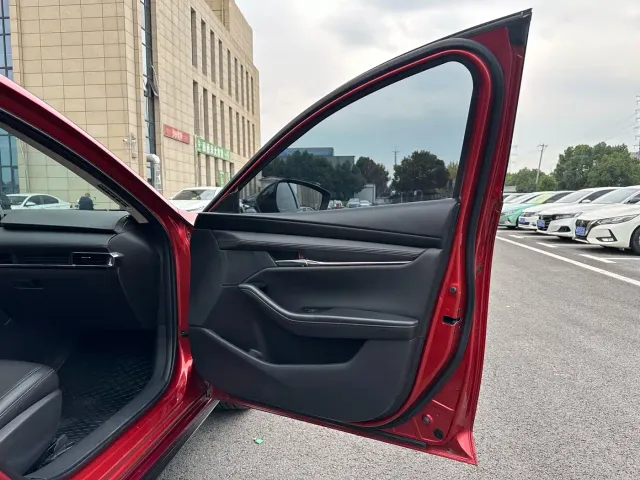 Mazda Axela — Фото автомобиля 17