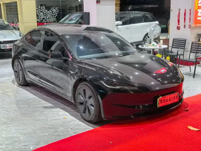 Tesla Model 3 — Фото автомобиля 3