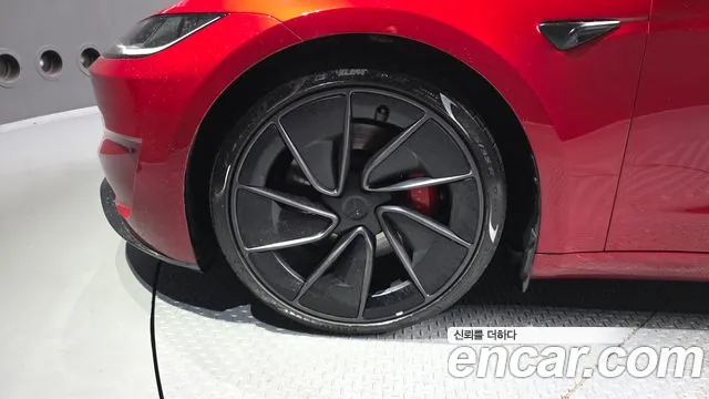 Tesla Model 3 — Фото автомобиля 5
