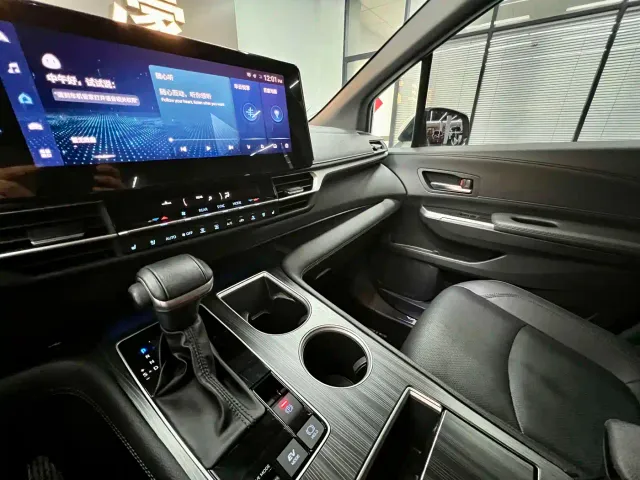 Toyota Sienna — Фото автомобиля 11
