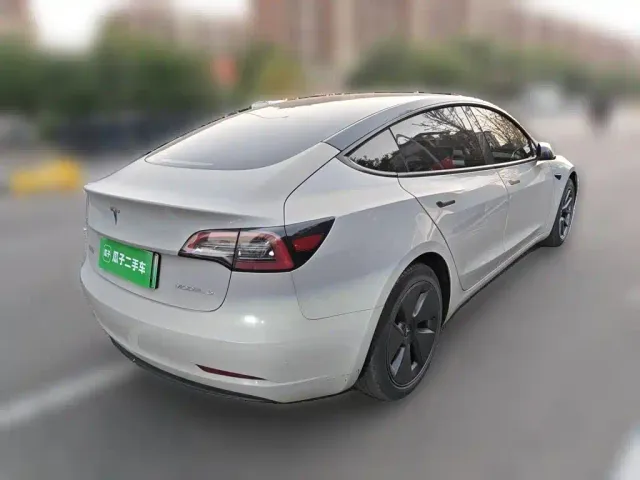 Tesla Model 3 — Фото автомобиля 4