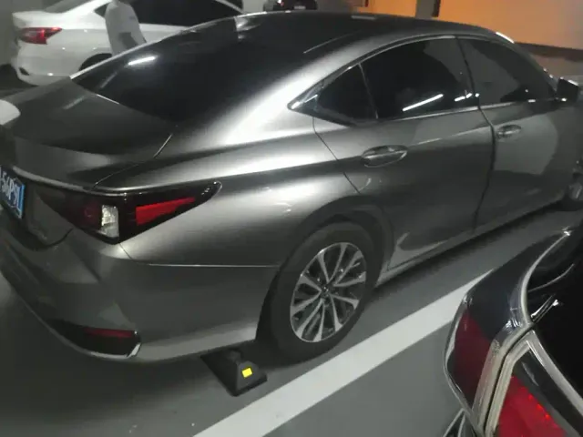 Lexus ES — Фото автомобиля 3