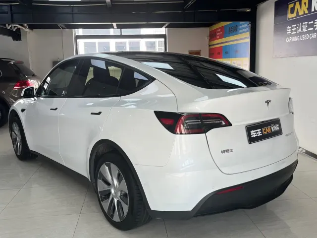Tesla Model Y — Фото автомобиля 14