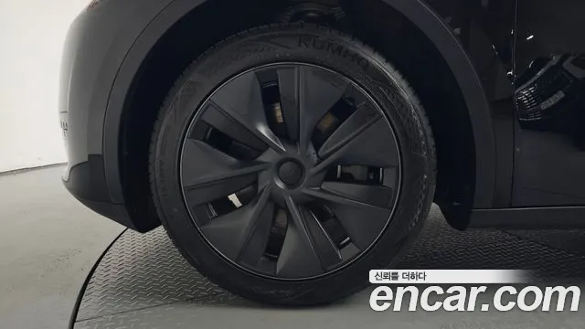 Tesla Model Y — Фото автомобиля 4