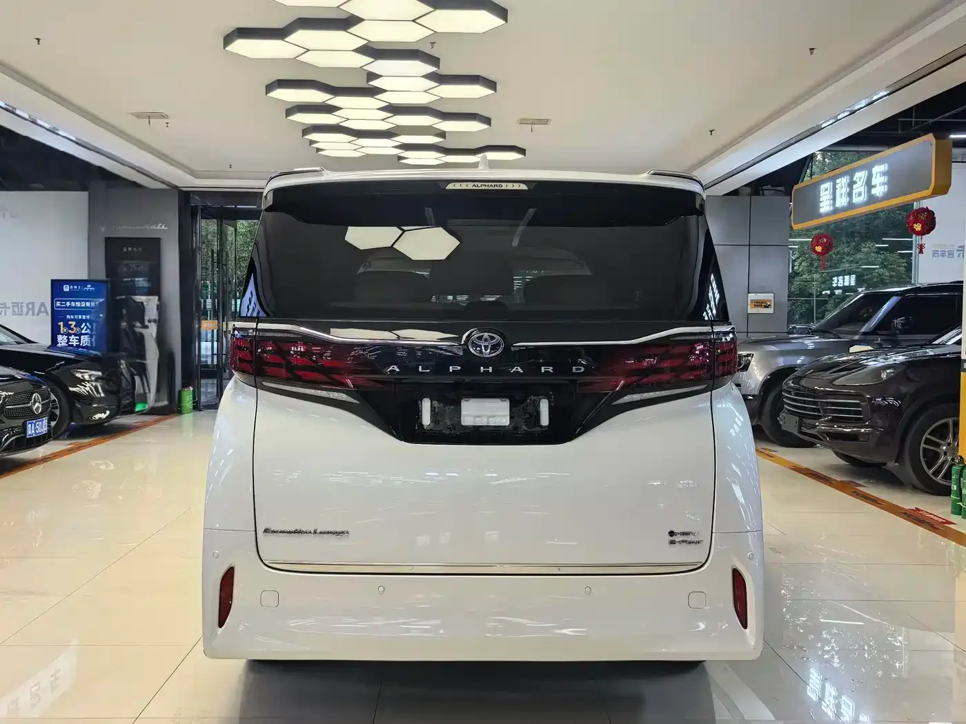 Toyota Alphard 2024 Hybrid 2.5L Prestige Edition — Фото автомобиля 18