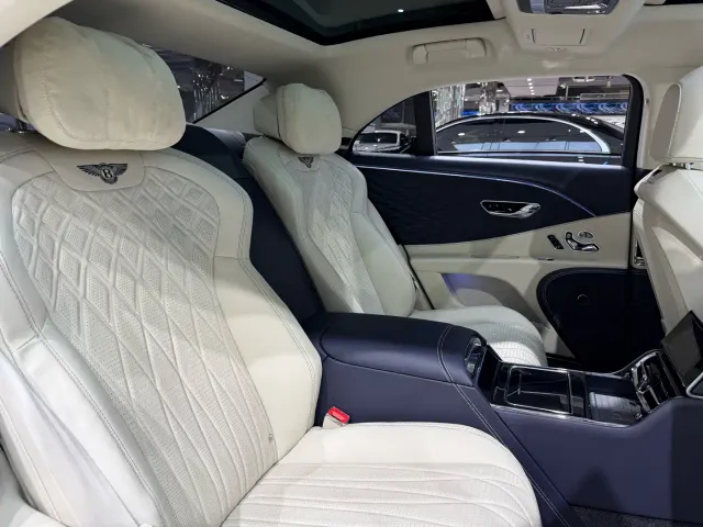 Bentley Flying Spur — Фото автомобиля 11