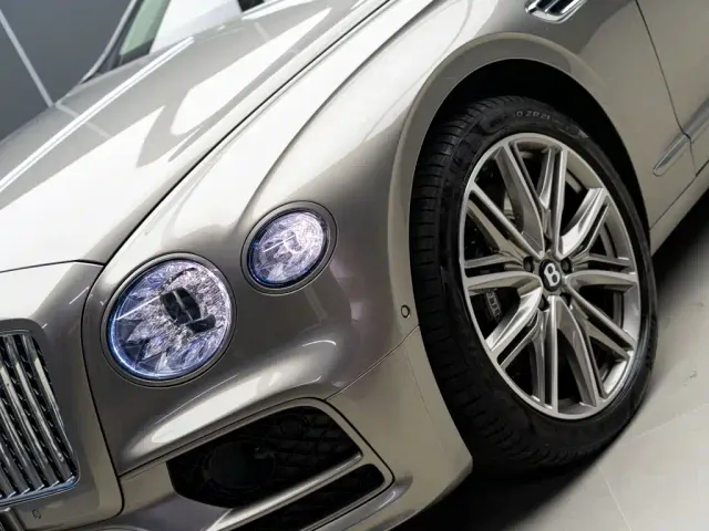 Bentley Flying Spur — Фото автомобиля 3