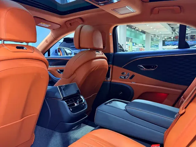 Bentley Flying Spur — Фото автомобиля 12