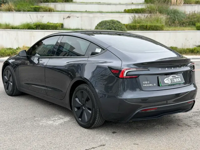 Tesla Model 3 — Фото автомобиля 9