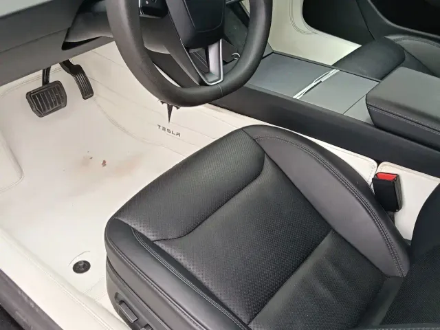 Tesla Model 3 — Фото автомобиля 7