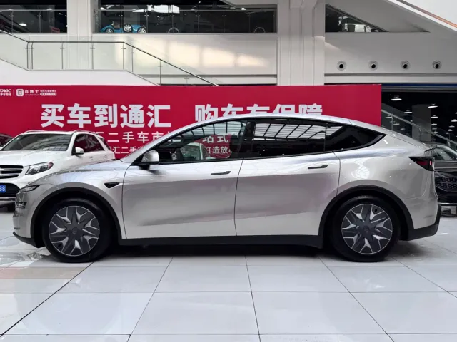 Tesla Model Y L — Фото автомобиля 13
