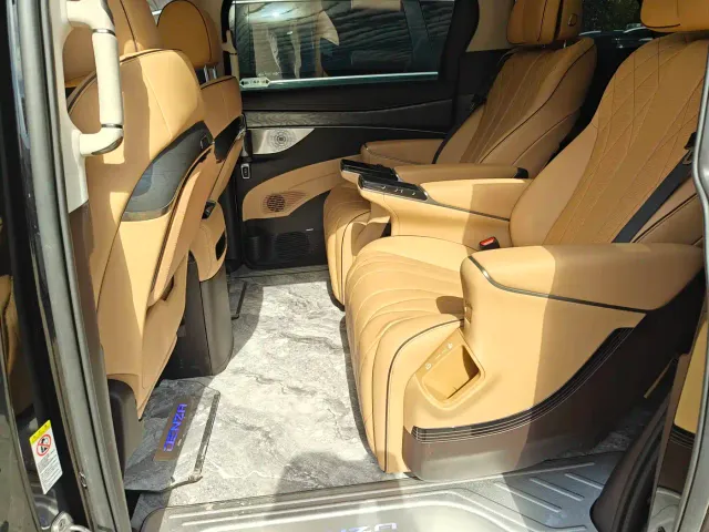 Denza D9 — Фото автомобиля 10