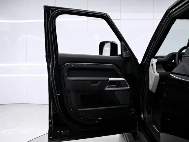 Land Rover Defender — Фото автомобиля 13