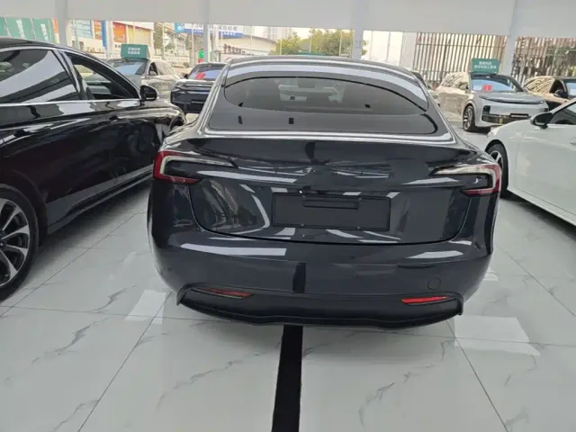 Tesla Model 3 — Фото автомобиля 5