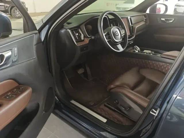 Volvo XC60 — Фото автомобиля 4