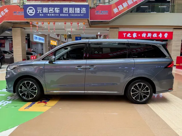 Roewe iMAX8 — Фото автомобиля 5