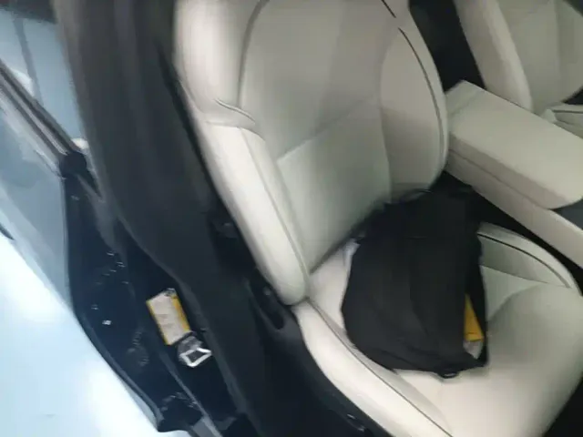 Tesla Model Y L — Фото автомобиля 24
