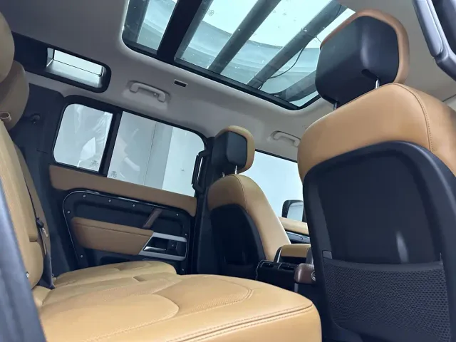 Land Rover Defender — Фото автомобиля 15