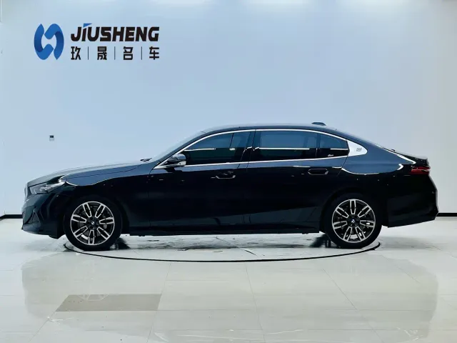 BMW 5 Series — Фото автомобиля 3