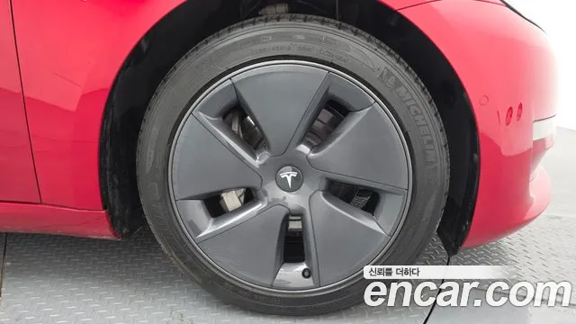 Tesla Model 3 — Фото автомобиля 21