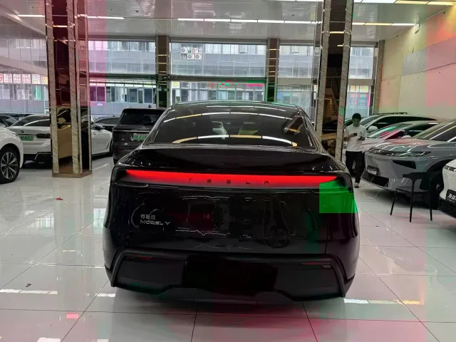 Tesla Model Y — Фото автомобиля 8