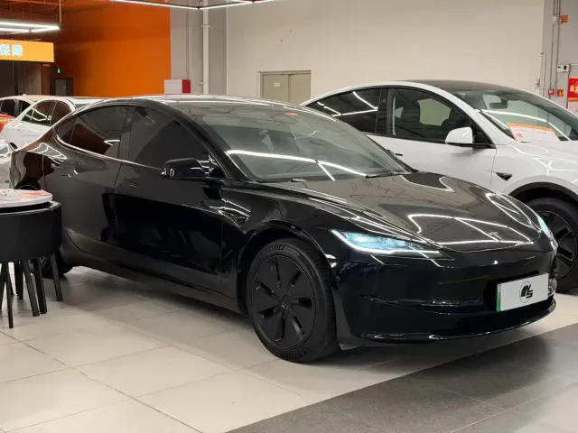 Tesla Model 3 — Фото автомобиля 2