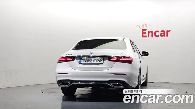 Mercedes-Benz E-Class — Фото автомобиля 2