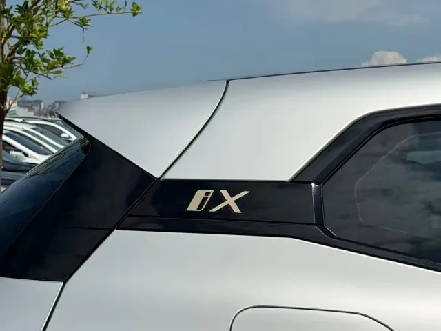 BMW iX — Фото автомобиля 8
