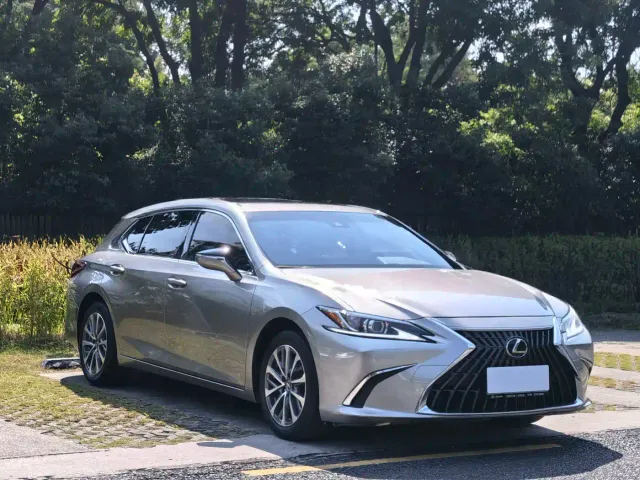 Lexus ES — Фото автомобиля 3