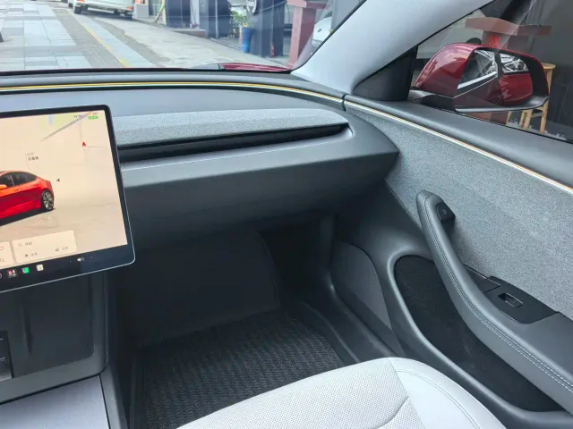 Tesla Model 3 — Фото автомобиля 17
