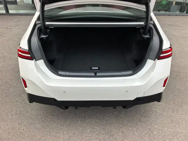 BMW i5 — Фото автомобиля 21