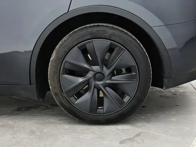 Tesla Model Y — Фото автомобиля 9