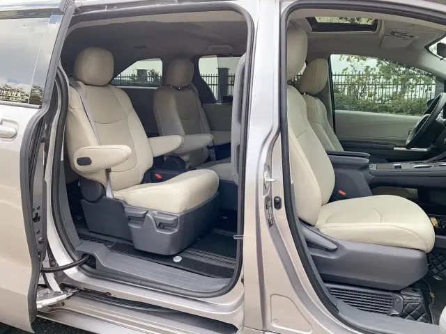 Toyota Sienna — Фото автомобиля 24