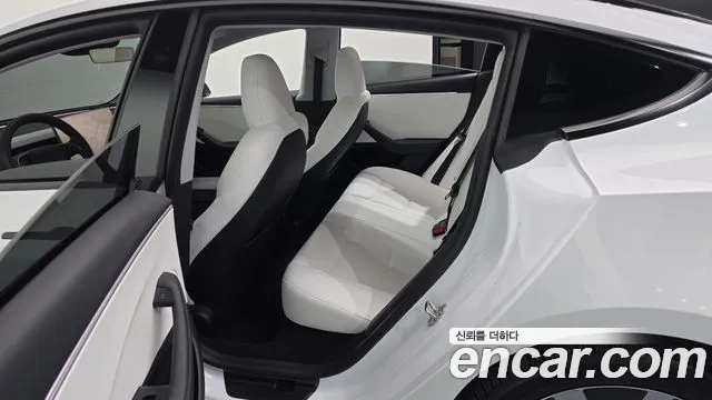 Tesla Model 3 — Фото автомобиля 11